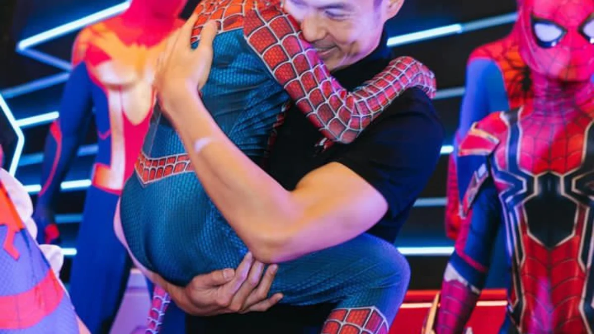 Suami Sandar Dewi, Harvey Moeis, saat menggendong sang anak.