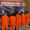 6 orang debt collector yang diamankan polisi usai melakukan penghentian paksa di wilayah Nagreg, Kabupaten Bandung, Rabu (27/3).