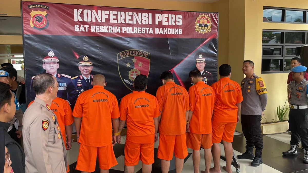 6 orang debt collector yang diamankan polisi usai melakukan penghentian paksa di wilayah Nagreg, Kabupaten Bandung, Rabu (27/3).