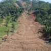 Kondisi tanah longsor di Kampung Gintung, Desa Cibenda, Kecamatan Cipongkor, Kabupaten Bandung Barat (KBB), Kamis (28/3).