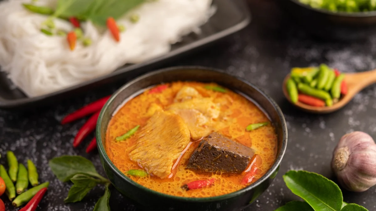 Resep Kari Ayam Bumbu Rempah yang Cocok Dinikmati Bersama Nasi atau Roti (ilustrasi: Freepik)