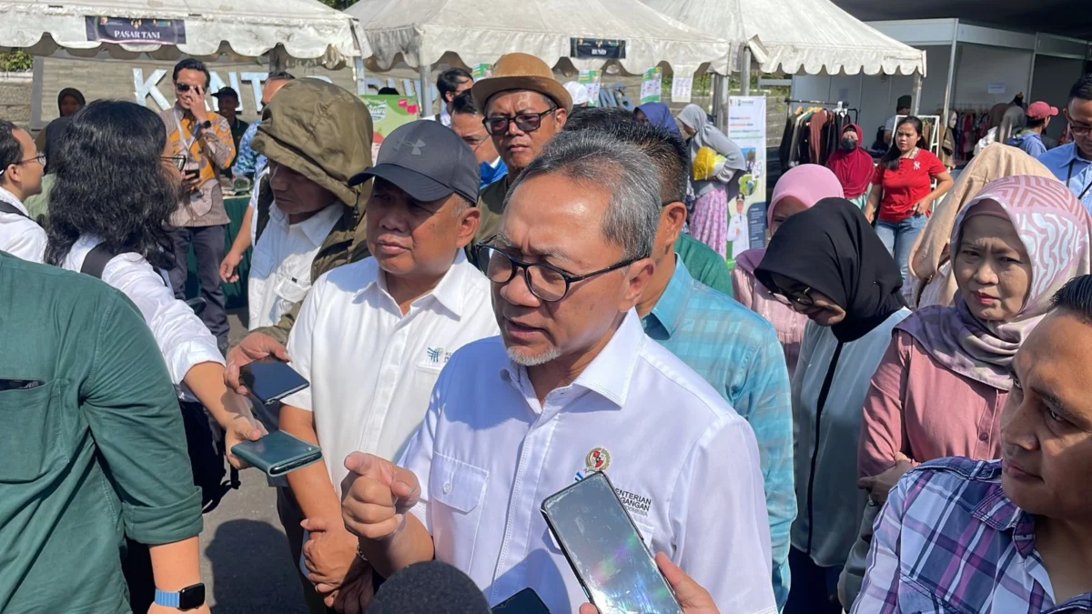 Menteri Perdagangan, Zulkifli Hasan saat dimintai keterangan usai menghadiri bazar ramadhan di Komplek Pemkab Bandung, Soreang, Selasa (26/3/2024). Foto Agi Jabar Ekspres