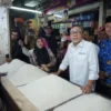 Menteri Perdagangan RI, Zulkifli Hasan didampingi Wakil Wali Kota Bogor, Dedie A. Rachim saat meninjau Pasar Kebon Kembang, Senin (18/3). (Yudha Prananda / Jabar Ekspres)