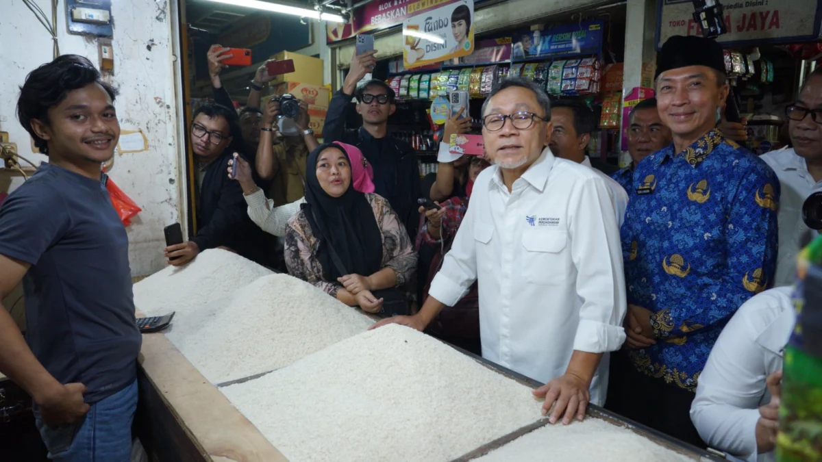 Menteri Perdagangan RI, Zulkifli Hasan didampingi Wakil Wali Kota Bogor, Dedie A. Rachim saat meninjau Pasar Kebon Kembang, Senin (18/3). (Yudha Prananda / Jabar Ekspres)