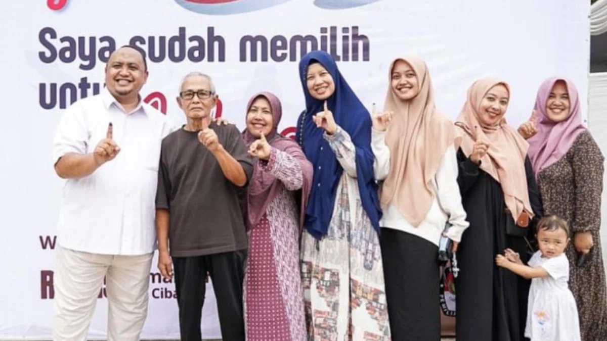 Ketua DPRD Kota Bogor, Atang Trisnanto bersama keluarga saat menyalurkan hak pilihnya pada Pemilu 2024. (Dok. Humpro DPRD Kota Bogor)