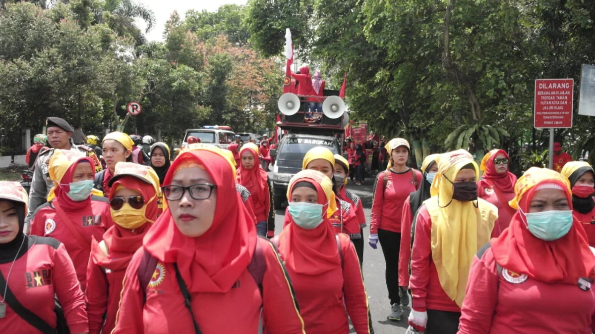 Buka Posko Pengaduan, KSPSI Jabar Siap Kawal Buruh yang Terkena Masalah Pembayaran THR Ilustrasi: KSPSI Jabar saat mengawal demo buruh tentang THR.