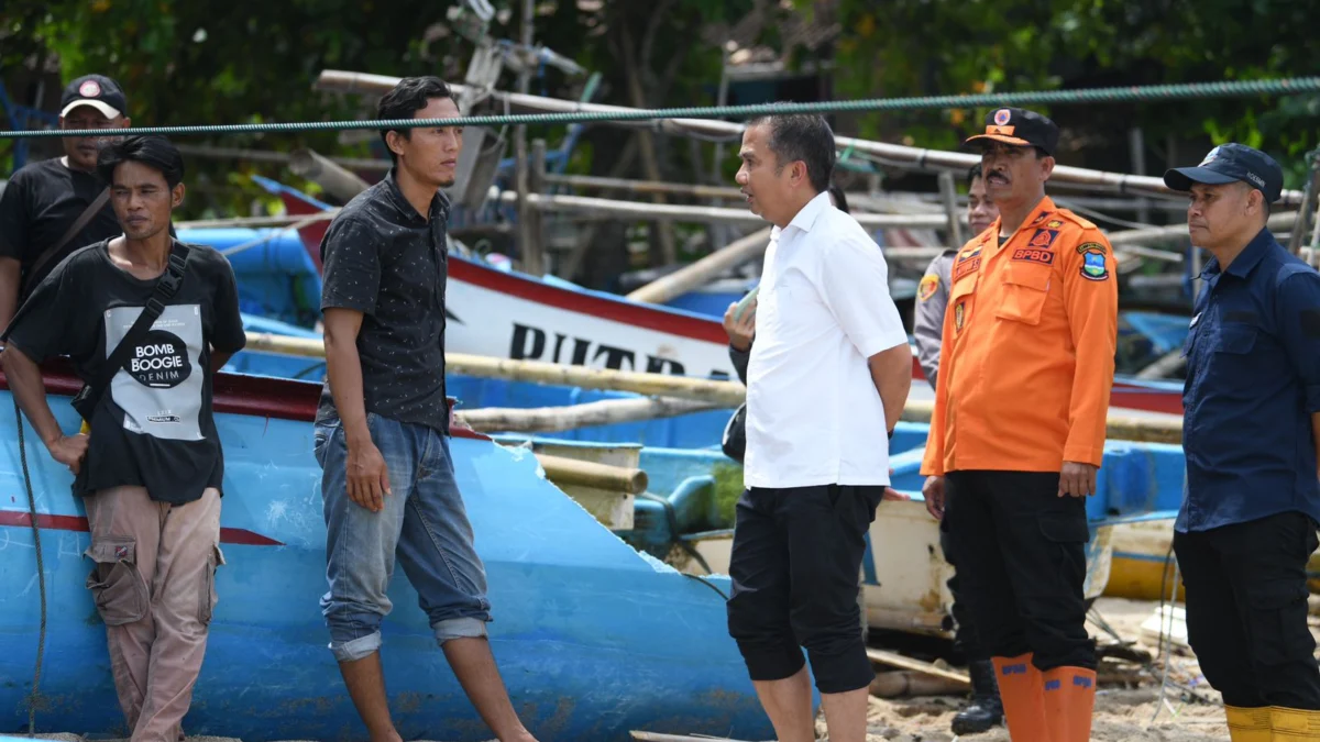 141 Kapal di Rancabuaya Hancur Diterjang Gelombang Tinggi, Pemprov Jabar Siapkan Skema Bantuan Ist. Pj Gubernur Jabar saat tinjau dampak gelombang tinggi di Pantai Rancabuaya, Kabupaten Garut. Foto. Humas Jabar.