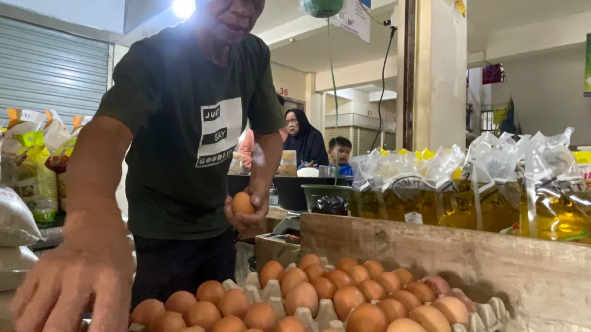 Ujang (64) salah seorang pedagang telur di Pasar Tradisional Tagog Padalarang, Bandung Barat. Rabu (6/3). Foto Jabarekspres/wit