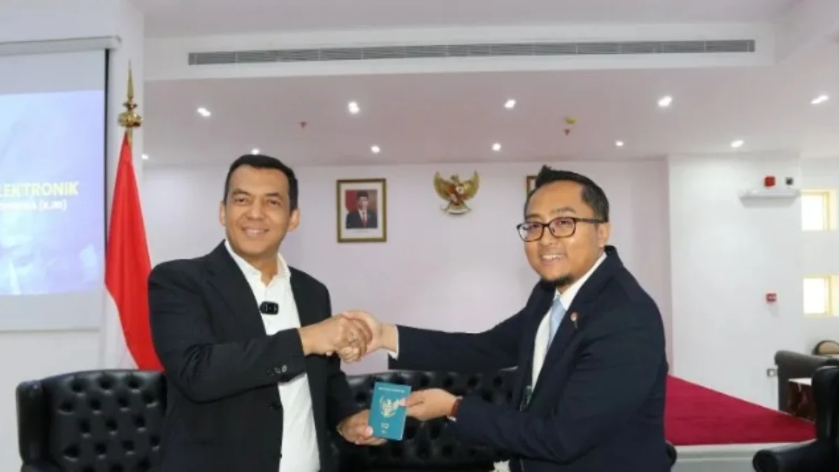 Dirjen Imigrasi Kemenkumham serahkan Paspor Elektronik Pertama Terbitan KJRI Jeddah Konsultan Jendral Republik Indonesia (KJRI) Jedah Menyerahkan E-Paspor untuk pertama kalinya ( sumber: Antara)