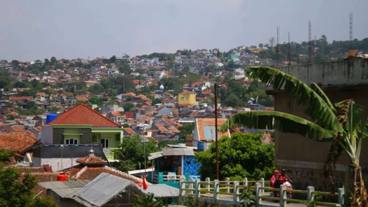 Alih Fungsi Lahan KBU Bukan Masalah Sederhana, Pengamat ITB Beberkan Segudang Persoalannya Ilustrasi: Permukiman warga yang memenuhi perbukitan di Kota Bandung. (Foto: Hendrik Muchlison/Jabar Ekspres)