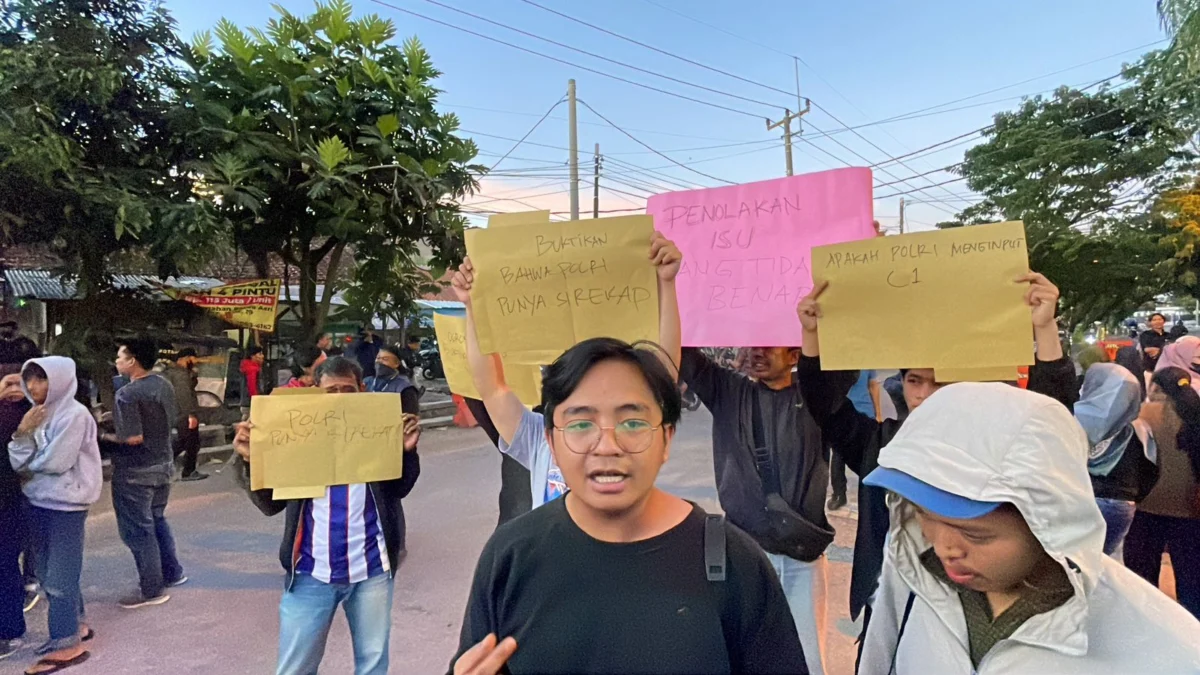 Ratusan masyarakat yang terdiri dari Aliansi Masyarakat Pemilu Damai mendatangi Mapolresta Bandung di Soreang, Kabupaten Bandung pada Selasa (19/3/2024) buntut dari postingan salah satu pengamat bidang militer dan pertahanan Connie Rahakundini Bakrie di Instagramnya. Foto Agi Jabar Ekspres