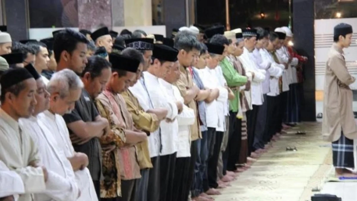 Melaksanakan Tarawih Apakah Bisa Sebelum Sholat Isya? Ini Hukumnya!