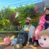Sepasang suami isteri yang tengah beristirahat sehabis keliling menjadi badut. Riki Achmad/Jabar Ekspres