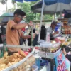 Sejumlah masyarakat saat berburu takjil di kawasan depan Masjid Pusdai Kota Bandung.
