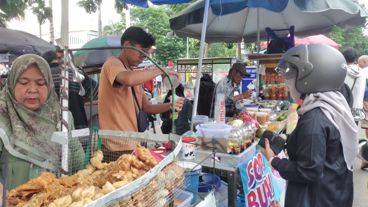 Sejumlah masyarakat saat berburu takjil di kawasan depan Masjid Pusdai Kota Bandung.