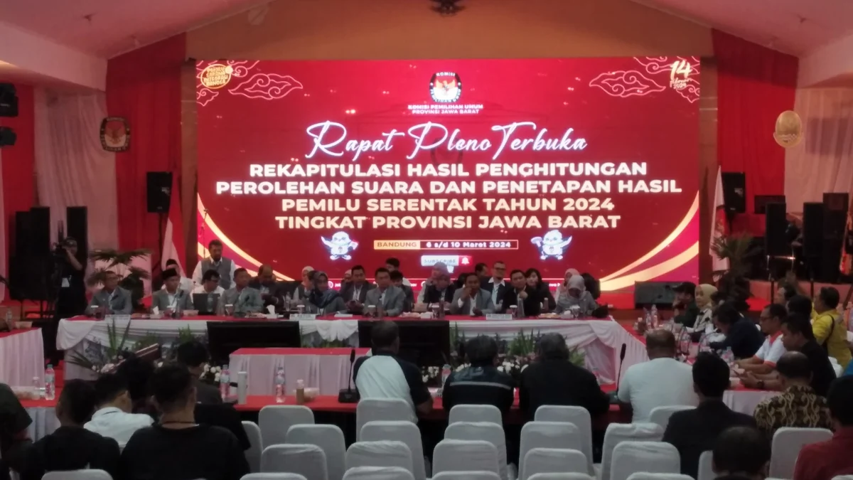 Proses Rapat pleno terbuka rekapitulasi hasil perhitungan perolehan suara dan penetapan hasil di Kantor KPU Jabar, Rabu (6/3)