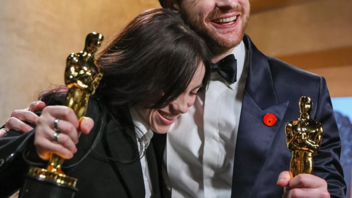 ini Billie Eilish bersama sang kakak, Finneas O’Connell memenangkan piala Oscar dalam kategori Best Original Song pada lagu mereka yang berjudul What Was I Made For? (Instagram: billieeilish)