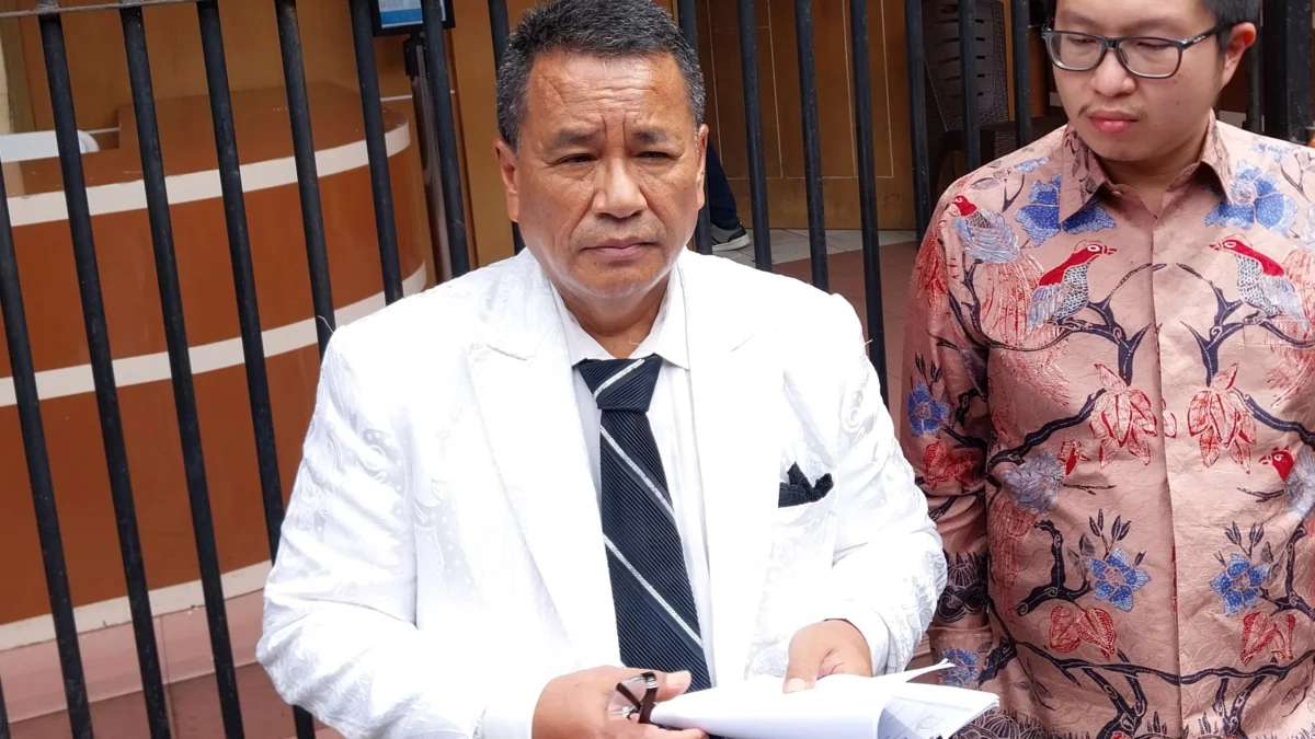 Sidang Gugatan Sengketa Pemilu 2024: Kuasa Hukum Paslon 02, Hotman Paris (putih).
