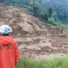 Ilustrasi: Anggota BPBD Kabupaten Sumedang saat meninjau longsor di Desa Ciherang, Kecamatan Sumedang Selatan, Kabupaten Sumedang pada Januari 2022 lalu. (Dok BPBD Sumedang for Jabar Ekspres)