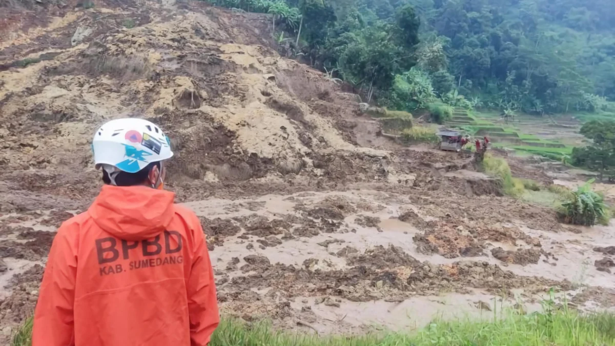 Ancaman Bencana, BPBD Sebut Kabupaten Sumedang 70 Persen Rawan Longsor Ilustrasi: Anggota BPBD Kabupaten Sumedang saat meninjau longsor di Desa Ciherang, Kecamatan Sumedang Selatan, Kabupaten Sumedang pada Januari 2022 lalu. (Dok BPBD Sumedang for Jabar Ekspres)