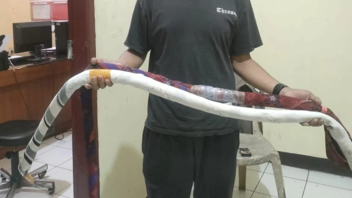 Modus Perang Sarung Diisi Kabel Baja, 6 Remaja di Cikaret Sukabumi Ditangkap Samping yang diisi menggunakan kabel/kawat baja diduga untuk tawuran. Dok humas Polres Sukabumi Kota