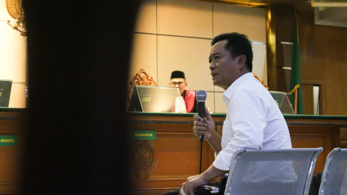 Sekda Bandung, Ema Sumarna saat menghadiri sidang kasus proyek CCTV Bandung Smart City sebagai saksi di Pengadilan Negeri Kelas 1A Bandung, (10/10). (Pandu Muslim/Jabar Ekspres)