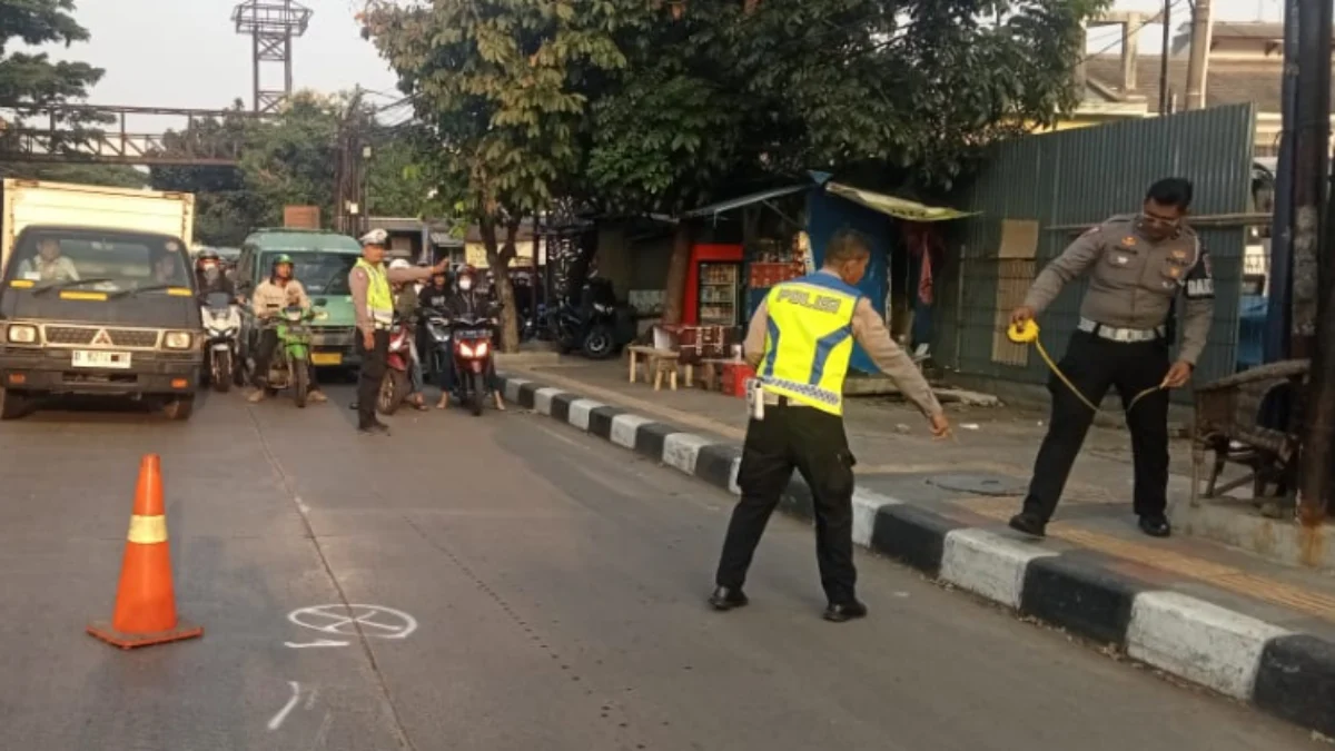 Pengendara Motor Tewas di TKP Usai Tertabrak Truk di Jalan Soekarno-Hatta Bandung Pengendara Motor Tewas di TKP Usai Tertabrak Truk di Jalan Soekarno-Hatta Bandung