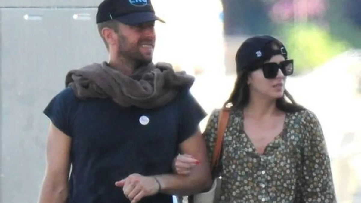 Chris Martin dan Dakota Johnson Siap Melangkah ke Pernikahan Setelah Enam Tahun Berpacaran