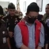 Dok. AN tersangka kasus Korupsi Pasar Sindang Kasih Majalengka usai dilakukan pemeriksaan oleh Kejati Jabar. Selasa (19/3). Foto. Sandi Nugraha.
