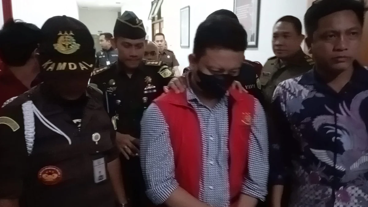 Dok. AN tersangka kasus Korupsi Pasar Sindang Kasih Majalengka usai dilakukan pemeriksaan oleh Kejati Jabar. Selasa (19/3). Foto. Sandi Nugraha.