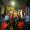 BPBD Kota Bogor bersama tim gabungan saat melakukan evakuasi korban tertimbun longsor di Kampung Lebak Kantin, Sempur, Kota Bogor, Minggu (24/3) Malam. (Yudha Prananda / Jabar Ekspres)