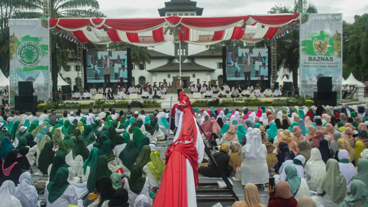 Selain Penguatan diri, Istigosah Kubro di Depan Gedung Sate Jadi Ajang Silaturahmi Ribuan jamaah hadiri Istigosah Kubro yang digelar MUI dan Pemprov Jabar di Jalan Diponogoro, Kota Bandung, Sabtu(9/3). (Pandu Muslim/Jabar Ekspres)