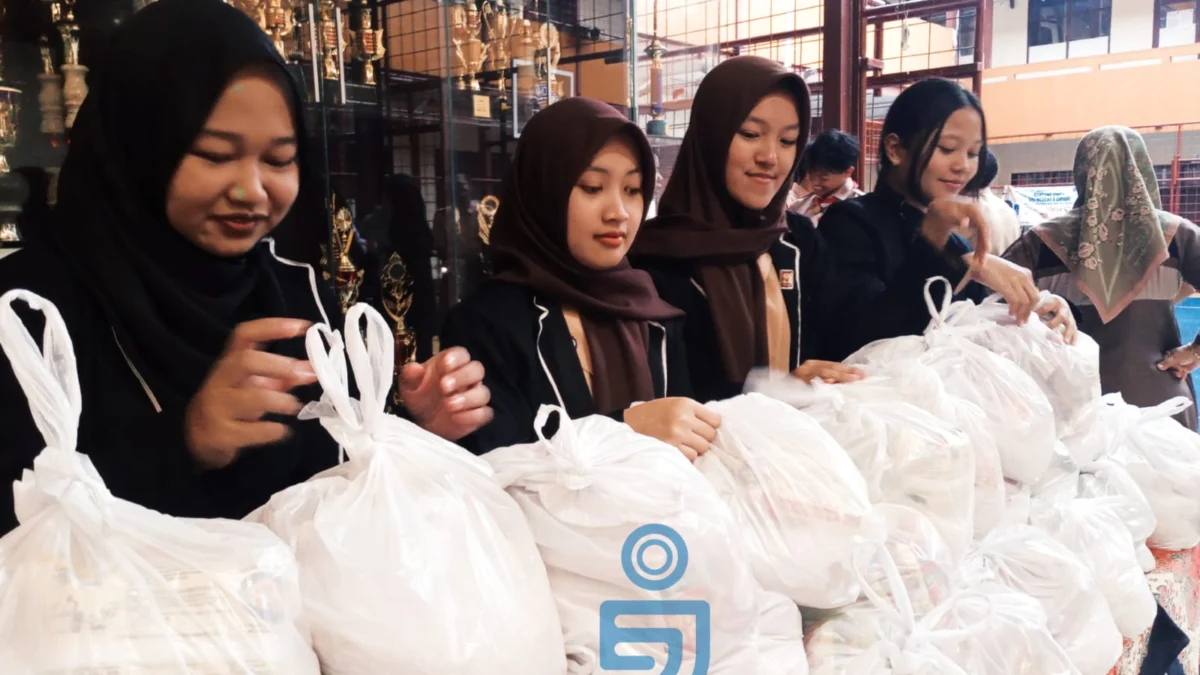 Doc. Siswi SMAN 5 Cimahi dengan Antusias Menyusun Takjil untuk Dibagikan kepada Warga (Mong)