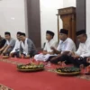 Forum Koordinasi Pimpinan Kecamatan (Forkopimcam) Cileunyi, Kabupaten Bandung saat laksanakan giat taraweh keliling (tarling) di Masjid Nurul Huda Kampung Kudang, Desa Cibiruwetan.