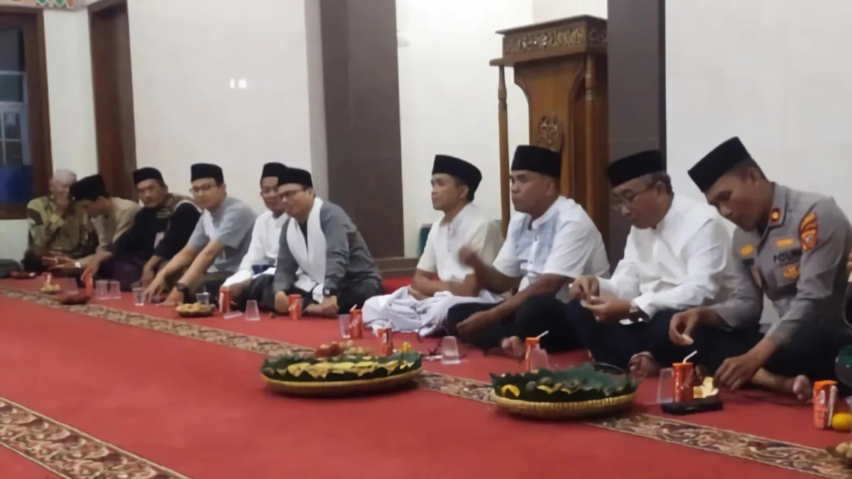 Harmonisasi Ramadan, Kapolsek Cileunyi Beri Pesan Agar Perkuat Sinegritas di Bulan Suci Forum Koordinasi Pimpinan Kecamatan (Forkopimcam) Cileunyi, Kabupaten Bandung saat laksanakan giat taraweh keliling (tarling) di Masjid Nurul Huda Kampung Kudang, Desa Cibiruwetan.