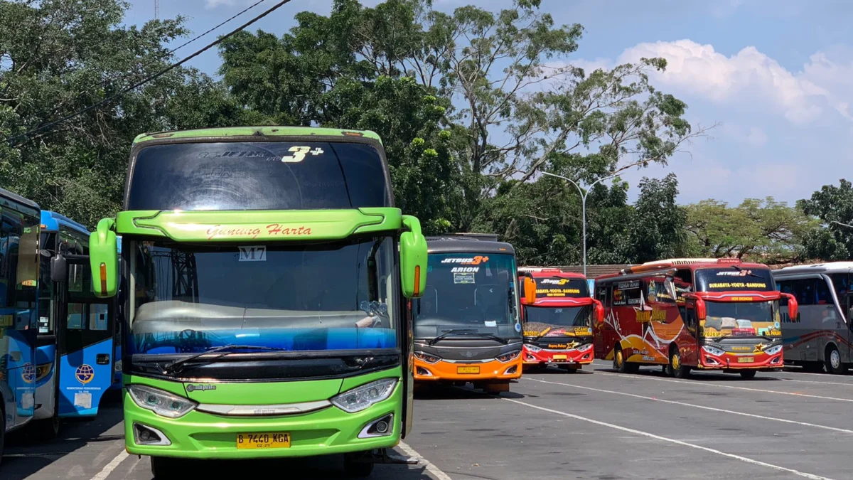 Jadi Alternatif Pemudik, Tiket Moda Transportasi Bus Masih Sepi Pembeli Kondisi Terminal Cicaheum, Kota Bandung yang masih dalam keadaan normal di minggu kedua Bulan Ramadhan (Sadam Husen Soleh Ramdhani / JE)