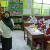 Doc. Ilustrasi Guru Honorer saat Sedang Mengajar di Salah Satu SD (Foto: Pandu Muslim)