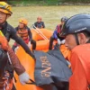 Tim SAR saat mengevakuasi jasad NA IRT yang menghayutkan dirinya ke sungai. Istimewa