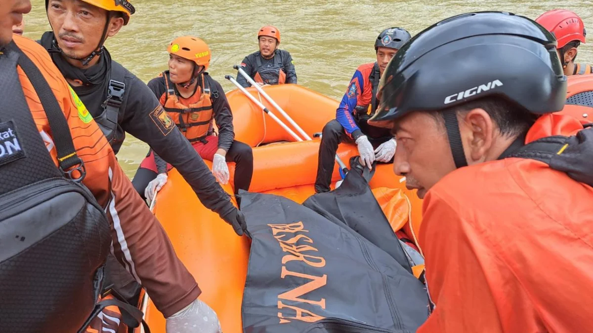 Tim SAR saat mengevakuasi jasad NA IRT yang menghayutkan dirinya ke sungai. Istimewa