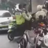 Tak Terima Ditegur Karena Lawan Arah, Pemotor Ini Semprot Cairan hingga Viral di Media Sosial