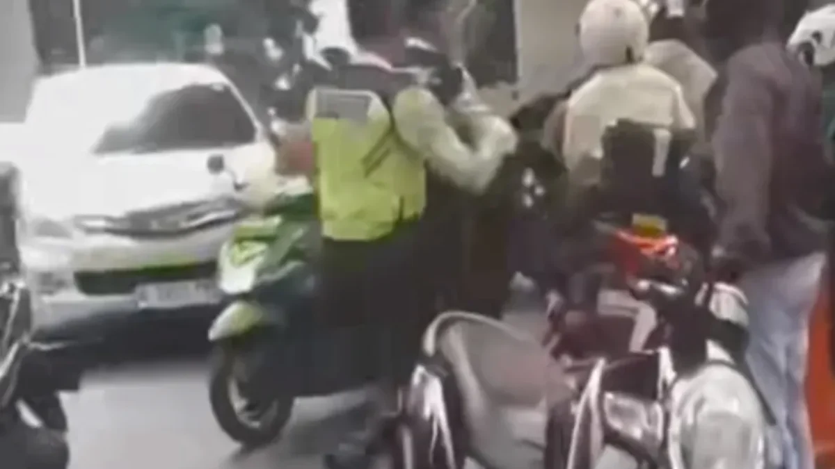 Tak Terima Ditegur Karena Lawan Arah, Pemotor Ini Semprot Cairan hingga Viral di Media Sosial