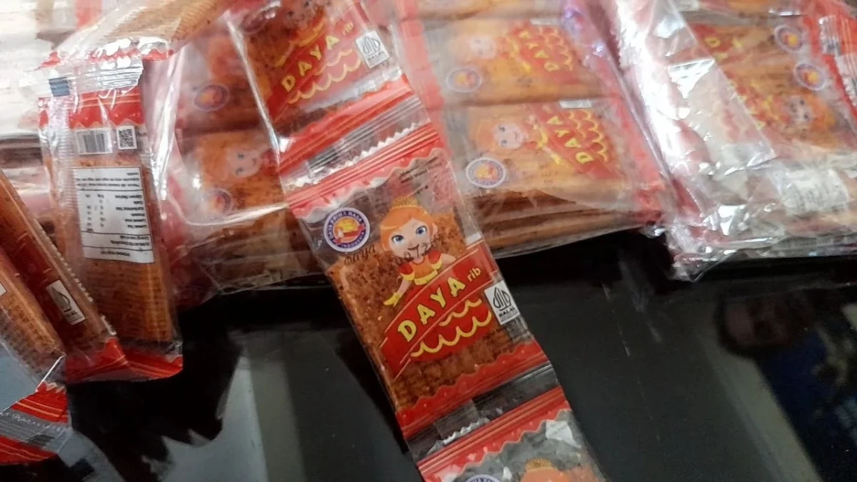 Jajanan merk Daya yang diduga menjadi pemicu keracunan puluhan siswa sekolah dasar di Kota Banjar Jawa Barat, Jumat 1 Maret 2024. (Cecep Herdi/Jabar Ekspres)