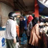 Doc. Masyarakat Bejibun Memadati Pasar untuk Berbelanja Kebutuhan Pokok (Mong)