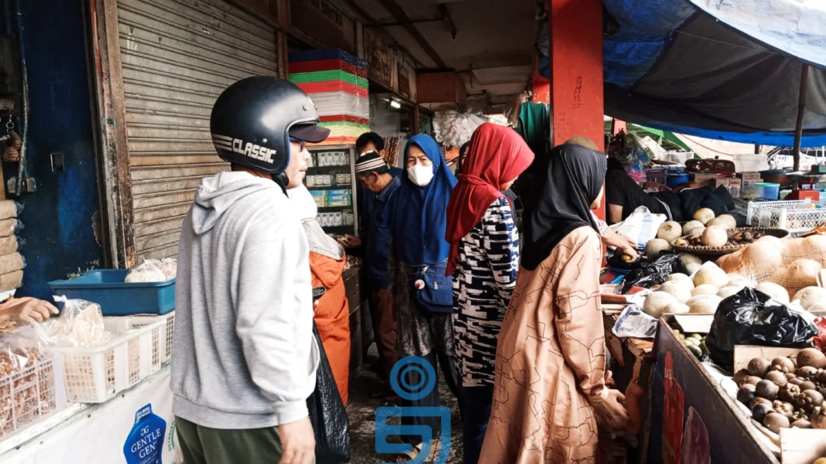 Pasar Kota Cimahi Mulai Ramai, Data Terbaru Harga Sembako Menunjukkan Stabilitas Doc. Masyarakat Bejibun Memadati Pasar untuk Berbelanja Kebutuhan Pokok (Mong)