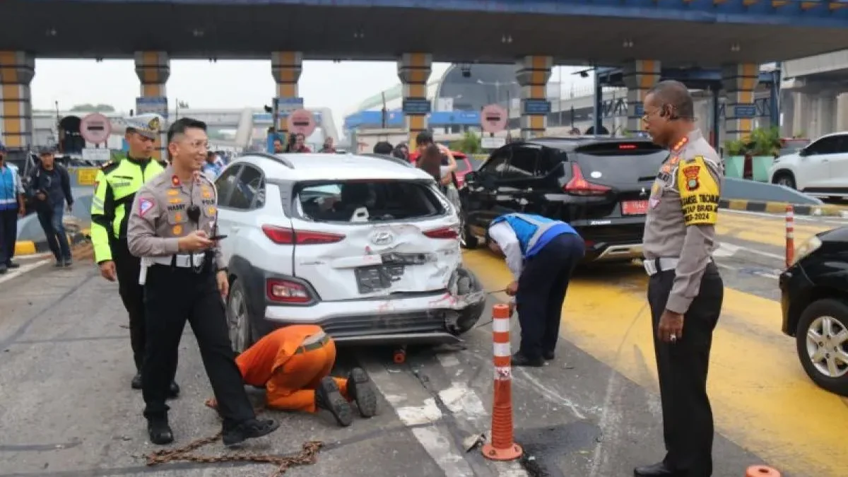 kecelakaan beruntun di Gerbang Tol Halim Utama/Foto; ANTARA/