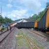 Kereta pengangkut batu bara yang tertimpa besi proyek pembangunan jalan layang sebabkan dua orang tewas ditempat (Antara)
