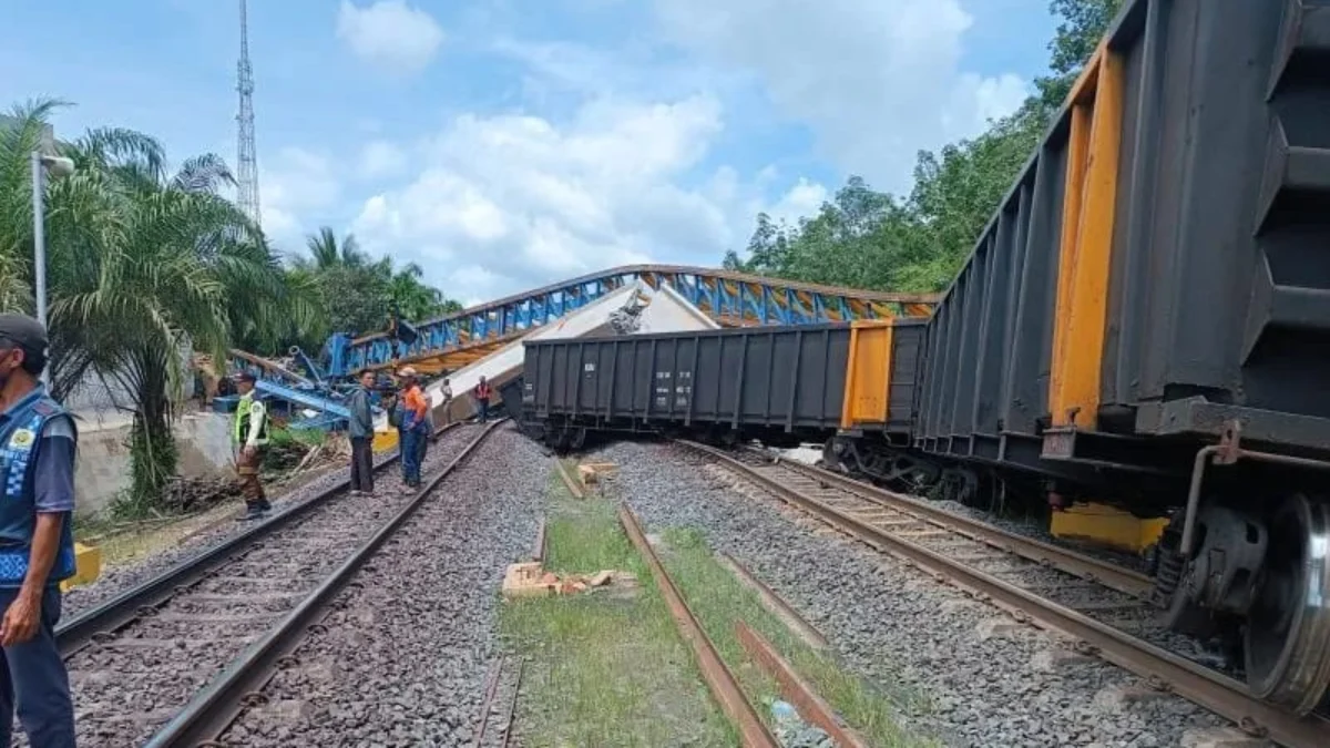 Proyek Jalan Layang di Muara Enim Ambruk, Dua Orang Meninggal Dunia Kereta pengangkut batu bara yang tertimpa besi proyek pembangunan jalan layang sebabkan dua orang tewas ditempat (Antara)