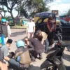 Laka Lantas di Jalan Raya Bandung-Garut, Pengendara Motor Gagal Nyalip Berujung Tabrak Mobil Korban laka lantas di Jalan Raya Bandung-Garut wilayah Kecamatan Cimanggung, Kabupaten Sumedang saat ditolong sejumlah warga untuk dibawa ke rumah sakit. (Yanuar/Jabar Ekspres)