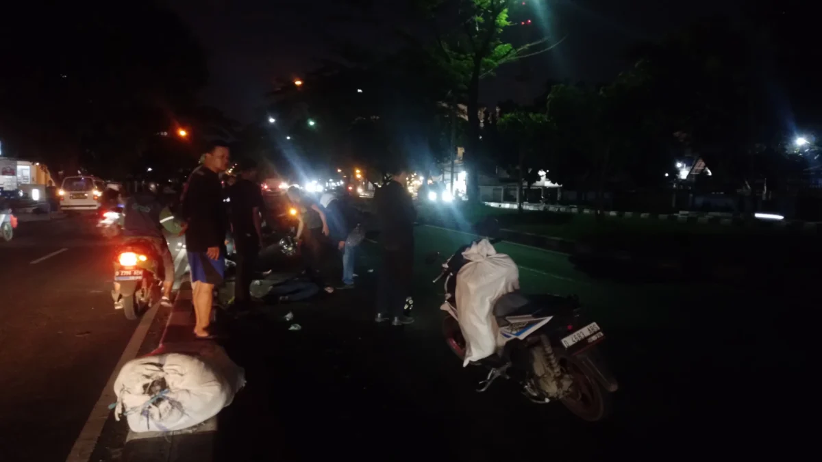 Laka Lantas di Depan Kantor KNPI Jabar, Korban Terjatuh Diduga Karena Ruas Jalan Soekarno Hatta Bandung Gelap Gulita Laka lantas Laka di Jalan Raya Soekarno Hatta tepatnya depan Kantor KNPI Jabar, wilayah Kecamatan Kiaracondong, Kota Bandung sekia pukul 18.30 pada Senin, 18 Maret 2024. (Yanuar/Jabar Ekspres)