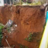 Kondisi tebingan yang ambruk tergerus longsor di Kelurahan Muarasari, Kecamatan Bogor Selatan, Kota Bogor. (Yudha Prananda / Jabar Ekspres)